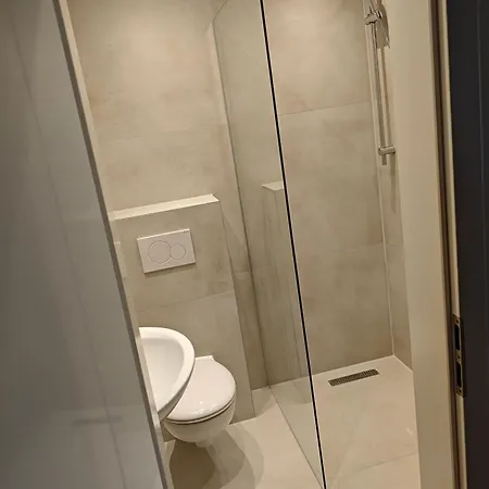 Altstadt 2 Bedroom 10-12 Beds 15 Min Messe * Dusseldorf